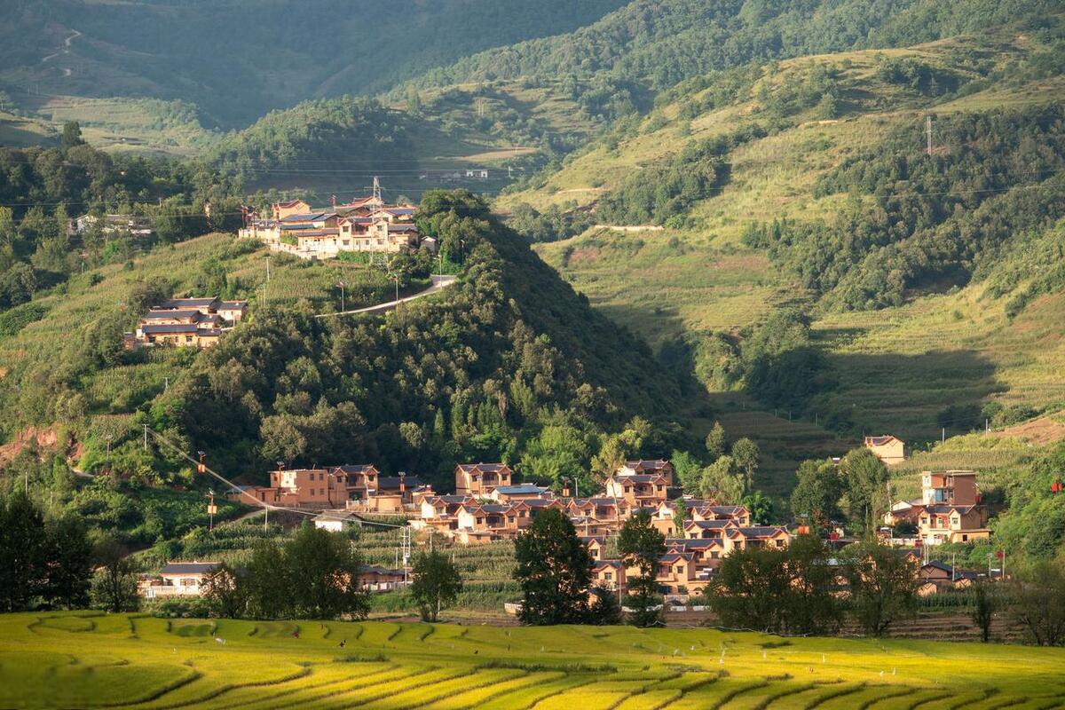 凉山四大风景名胜区 凉山,全称凉山彝族自治州,是四川省辖的一个自治