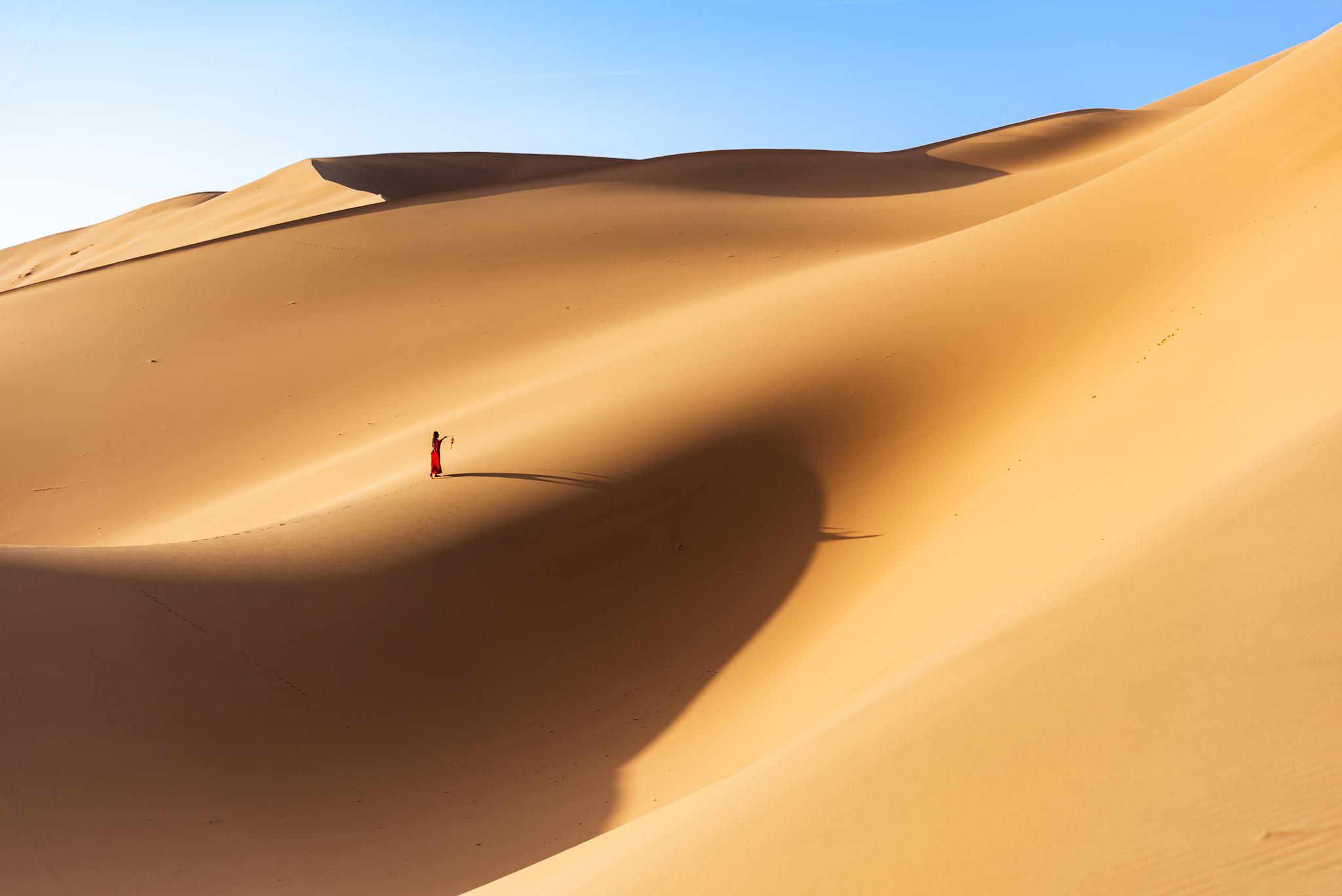 探秘巴丹吉林沙漠 巴丹吉林沙漠位于中国内蒙古西部,它像一座巨龙般