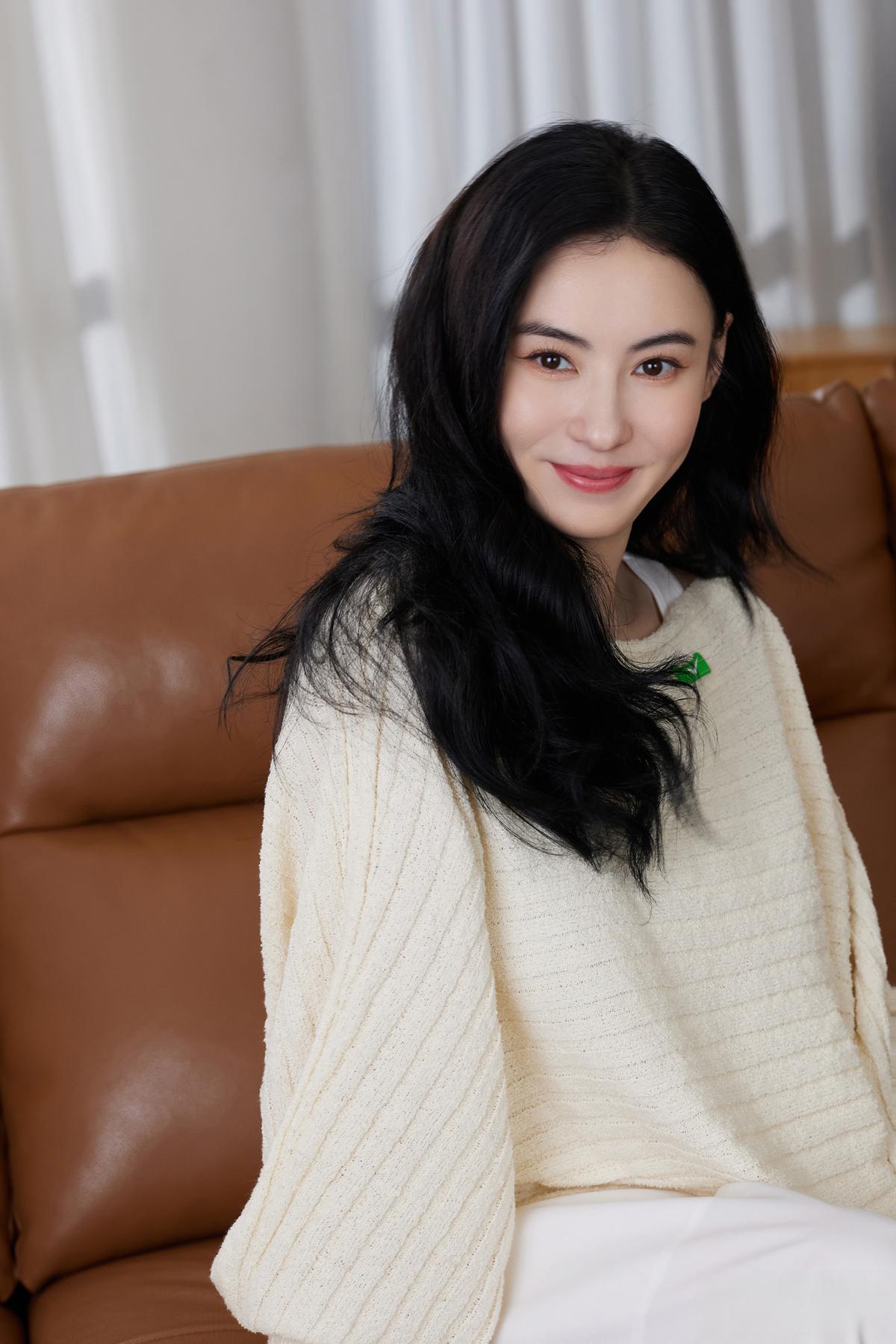 张柏芝低调逛家电路边买烧饼,展现真实生活的另一面 近日,张柏芝在