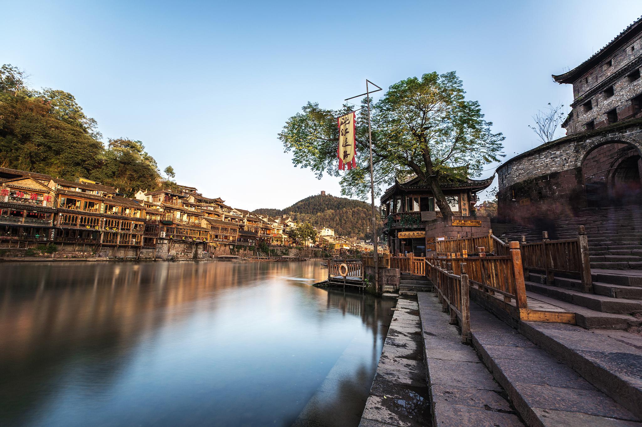 边城古镇:文化与自然的完美融合 边城镇,这个位于湖南,重庆,贵州三省