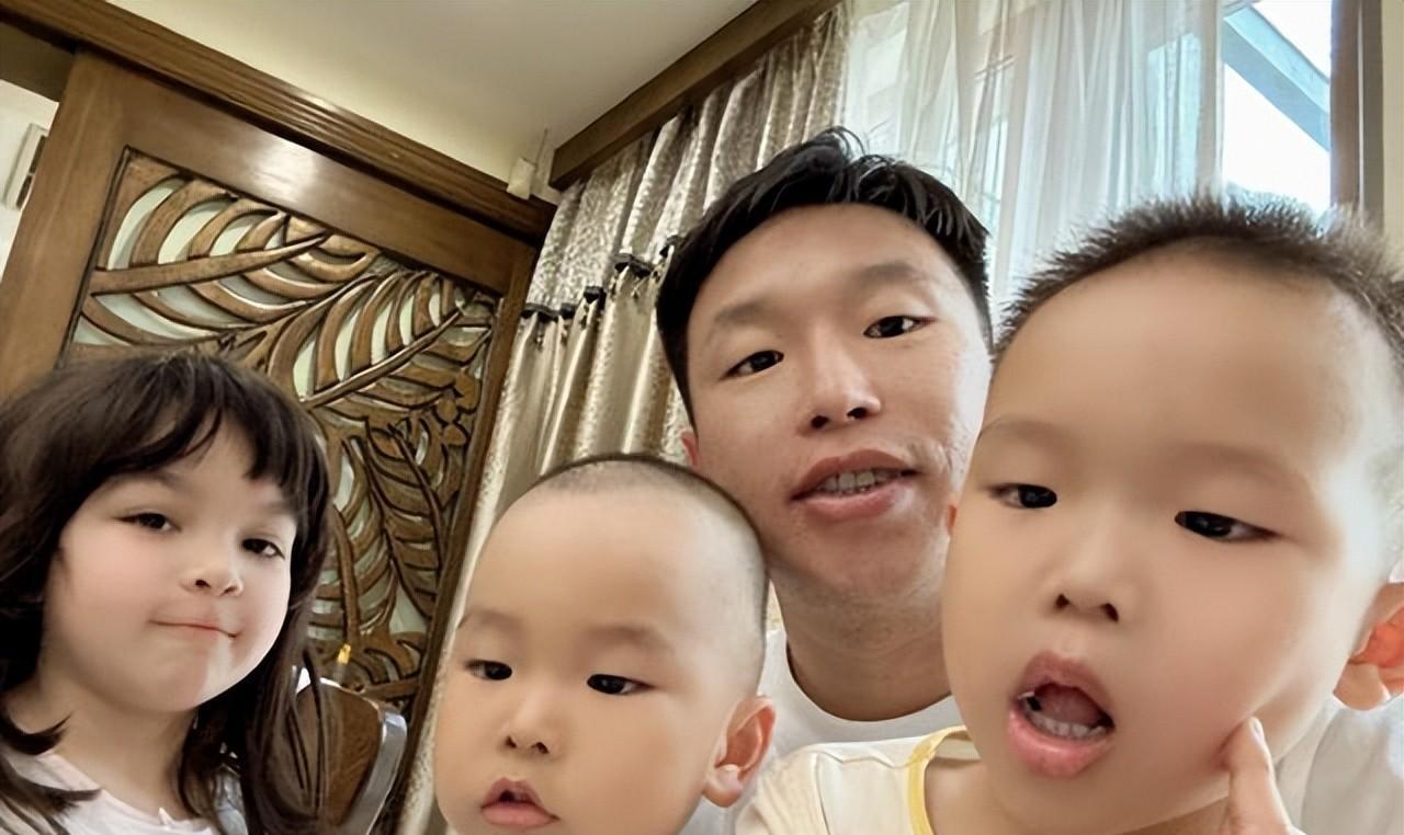 事业与家庭的完美平衡 近期,德云社的烧饼分享了儿子烧麦的可爱瞬间