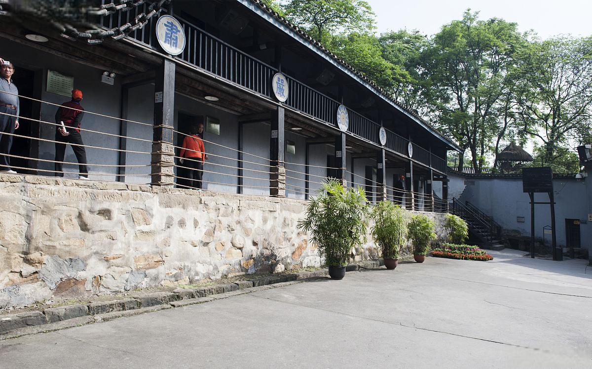 重庆渣滓洞:历史之旅与交通指南 重庆渣滓洞位于重庆市歌乐山麓,是一