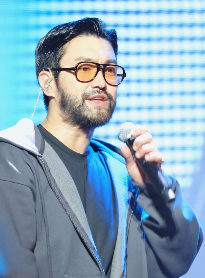 之前,super junior成员崔始源在首尔粉丝见面会上以全新造型亮相亮 