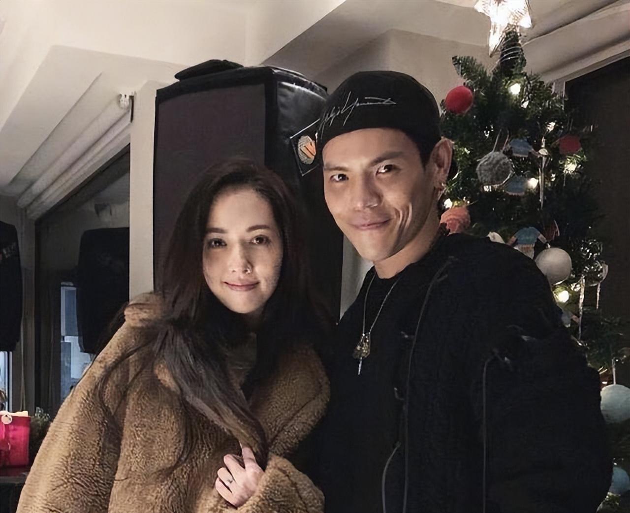 向佐深夜带女儿接机郭碧婷 向佐和女儿小奶黄在机场等待郭碧婷的出现