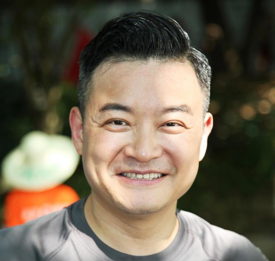 李佳明:坚守央视舞台的资深主持人 在娱乐圈中,许多人都渴望迅速走红