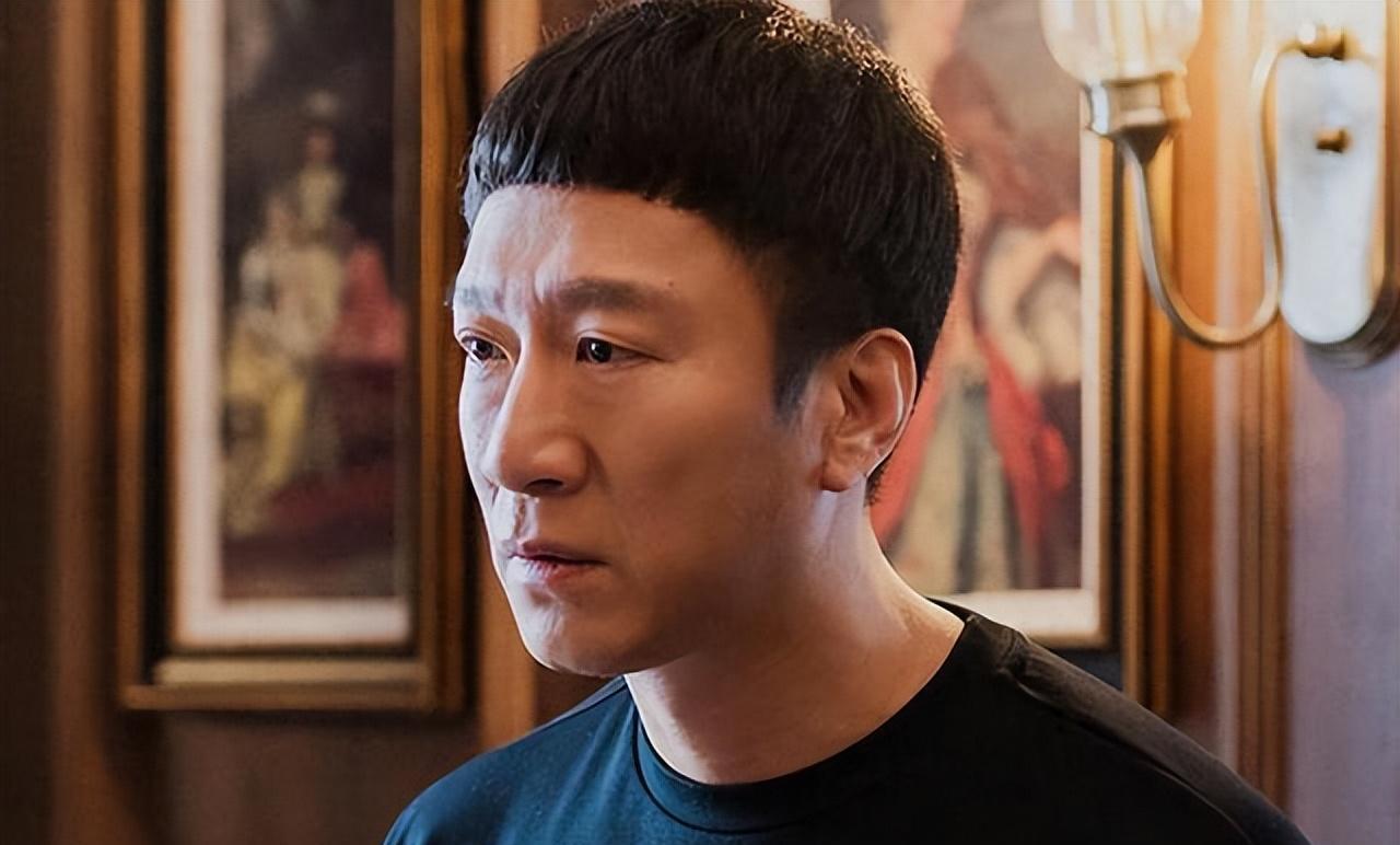 孙红雷在《扫黑风暴》中饰演的李成阳与他在《征服》中饰演的刘华强