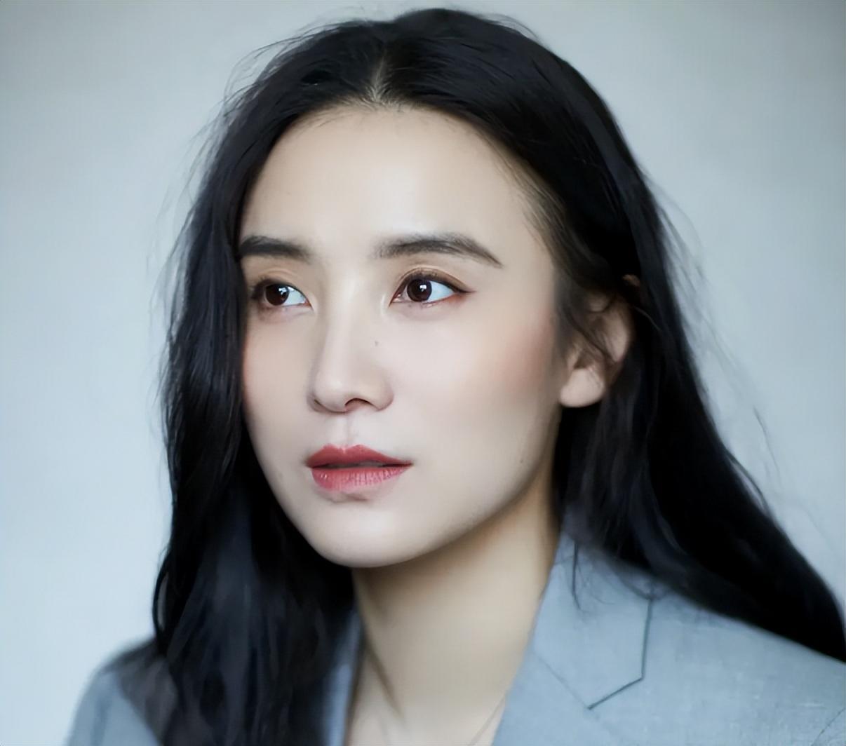 历经风雨仍绽放 宋佳,这位在娱乐圈中历经风雨的女演员,以其坚韧不拔