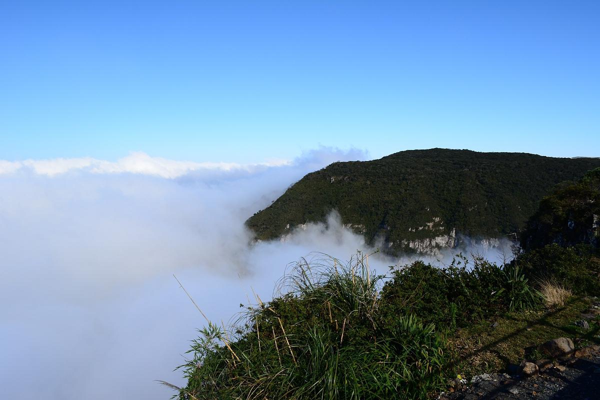 雪峰山,值得一游的景点 雪峰山,位于中国湖南省,是一个充满神秘和美丽