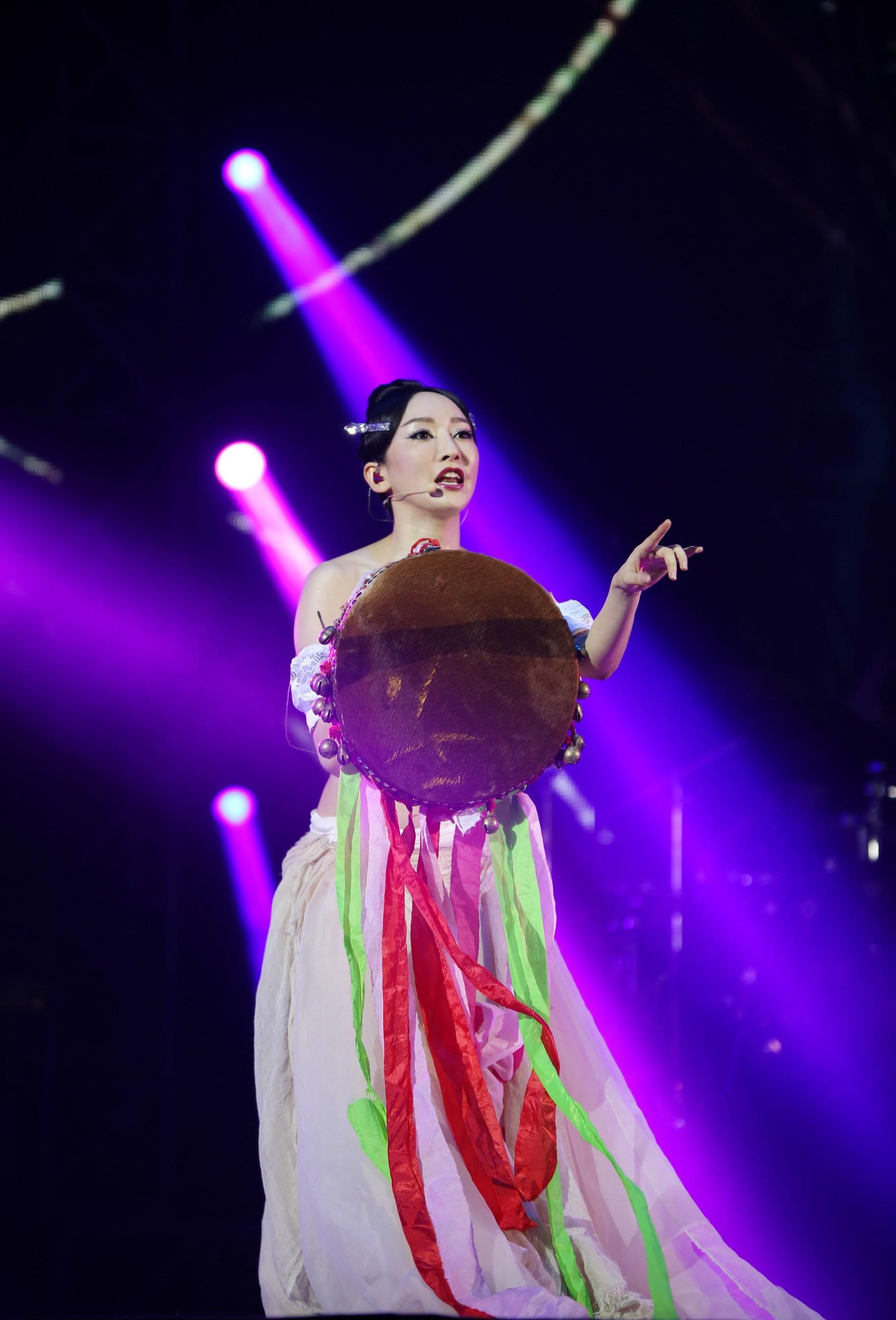 从春晚笑料王到富豪新娘:萨顶顶的逆袭人生 萨顶顶,原名周鹏,从《万物