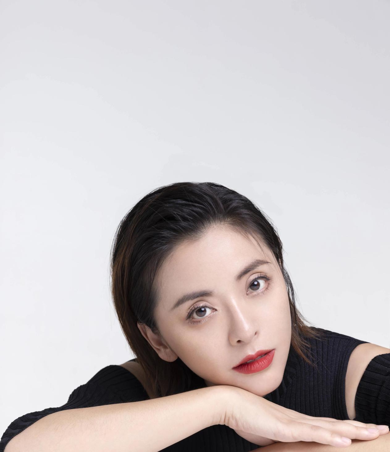 历经坎坷,终遇真爱的奇妙旅程 黄小蕾,一个在娱乐圈中充满活力的女