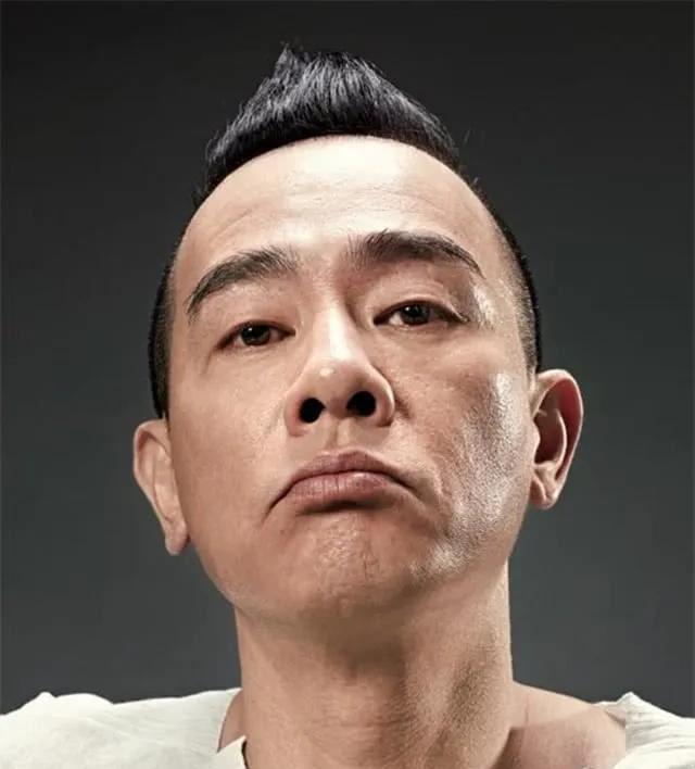 "痞帅王爷"陈小春:从贫困少年到娱乐圈巨星的逆袭之路 陈小春,一个