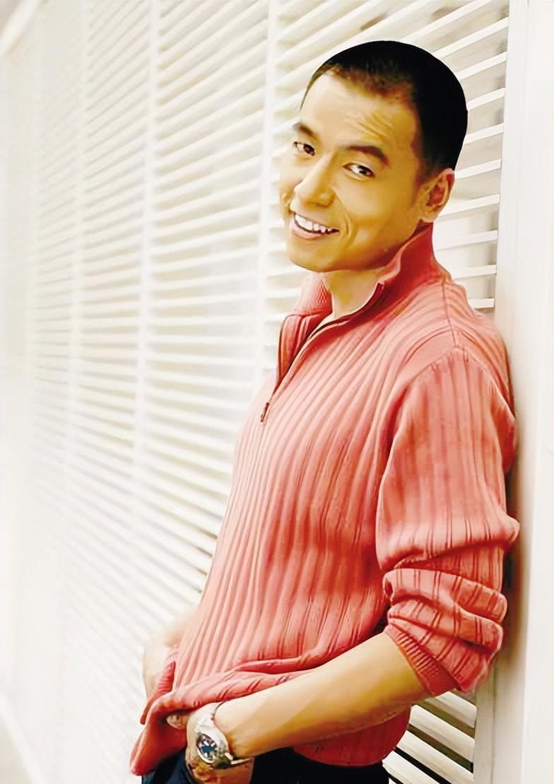 娱乐观察:王挺的坚韧与选择 王挺,一个在娱乐圈中以"硬汉"形象著称的