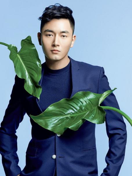 从果郡王到幕后制片人的蜕变 在《甄嬛传》中,李东学饰演的果郡王凭借