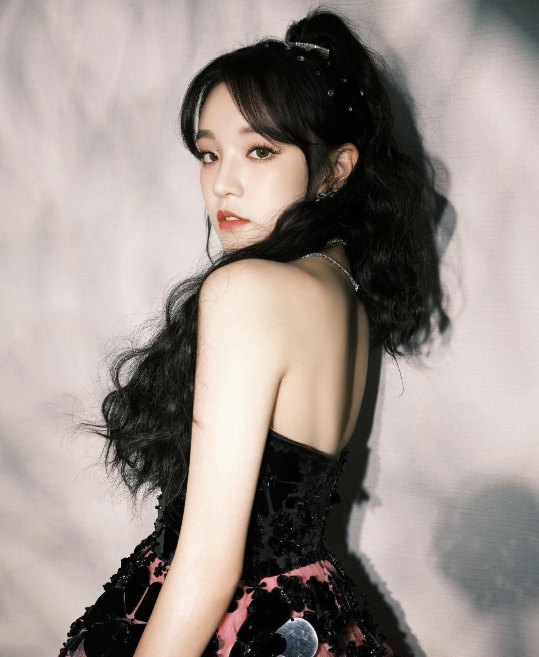 宋雨琦浙江卫视818晚会造型解析:黑亮片吊带裙与粉纱裙的完美结合