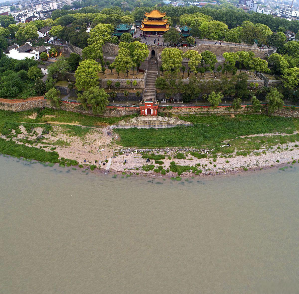 以下是几个值得一游的景点: 醴陵瓷谷 瓷谷集合了众多陶瓷艺术家的