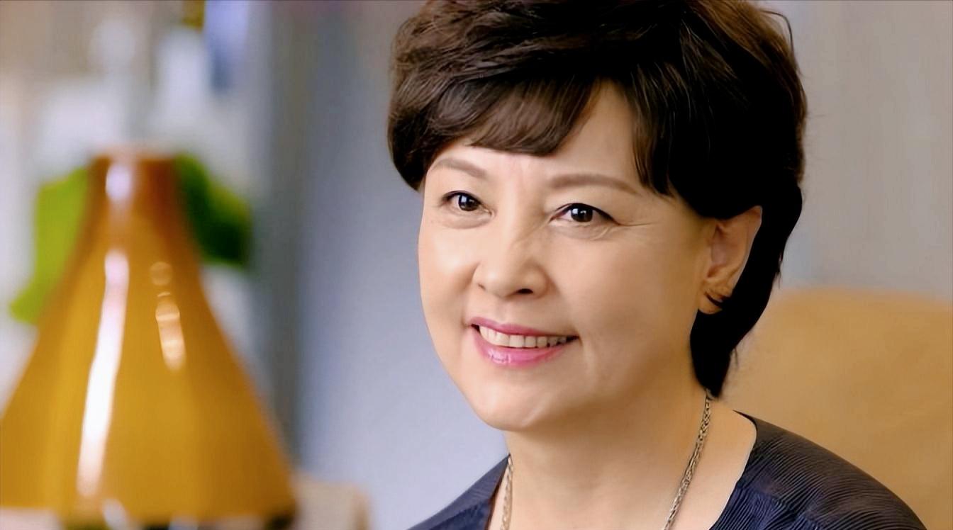 作为上世纪八九十年代的知名演员,她在事业巅峰期选择为了儿子息影六