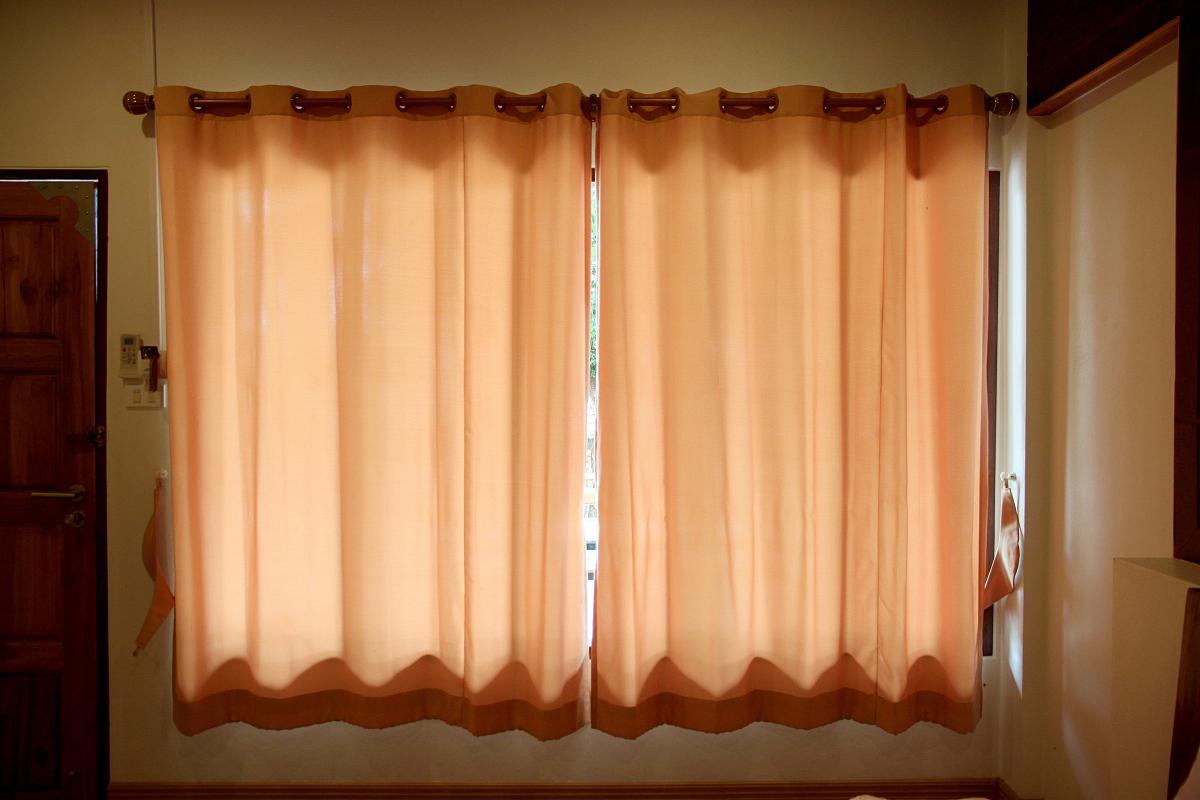 滑道窗帘安装步骤详解 滑道窗帘是一种常见的窗帘类型,它具有操作简便