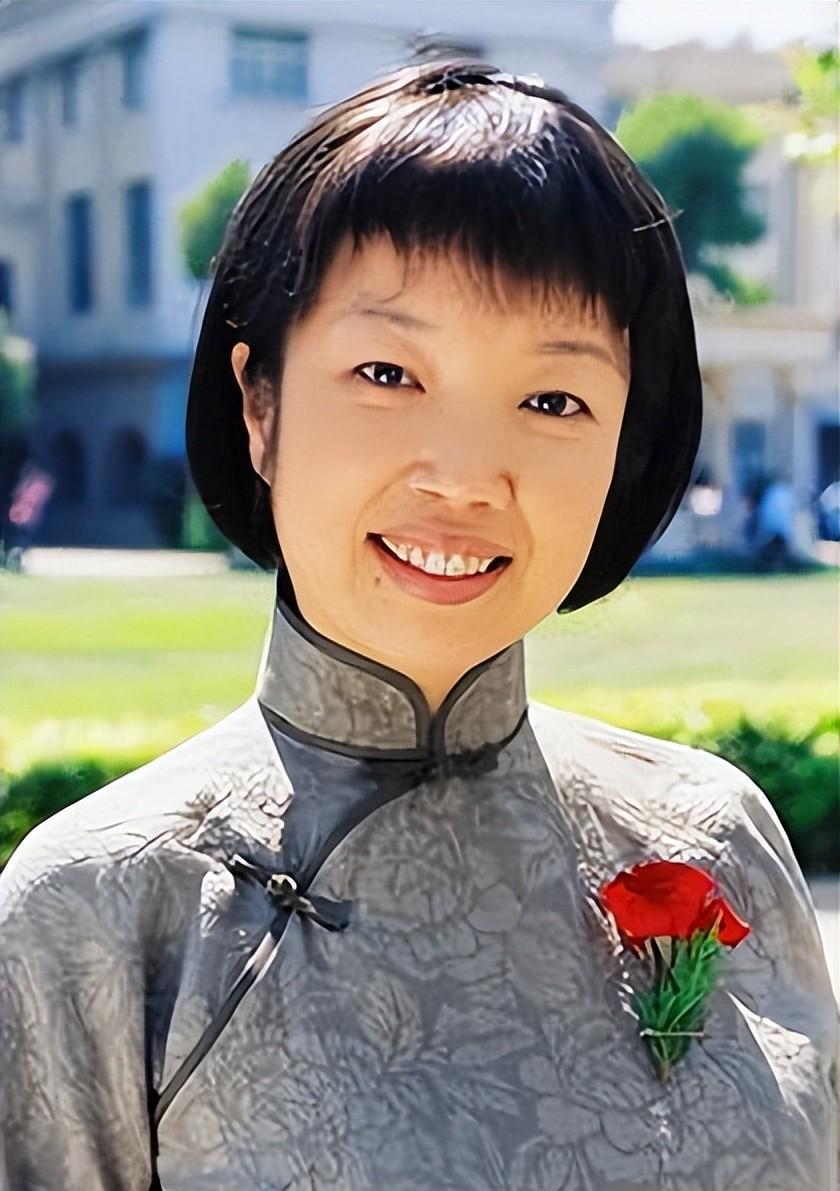 黄薇:追梦舞台,挑战卓越 黄薇,一位备受敬佩的主持人和模范的孝女,她