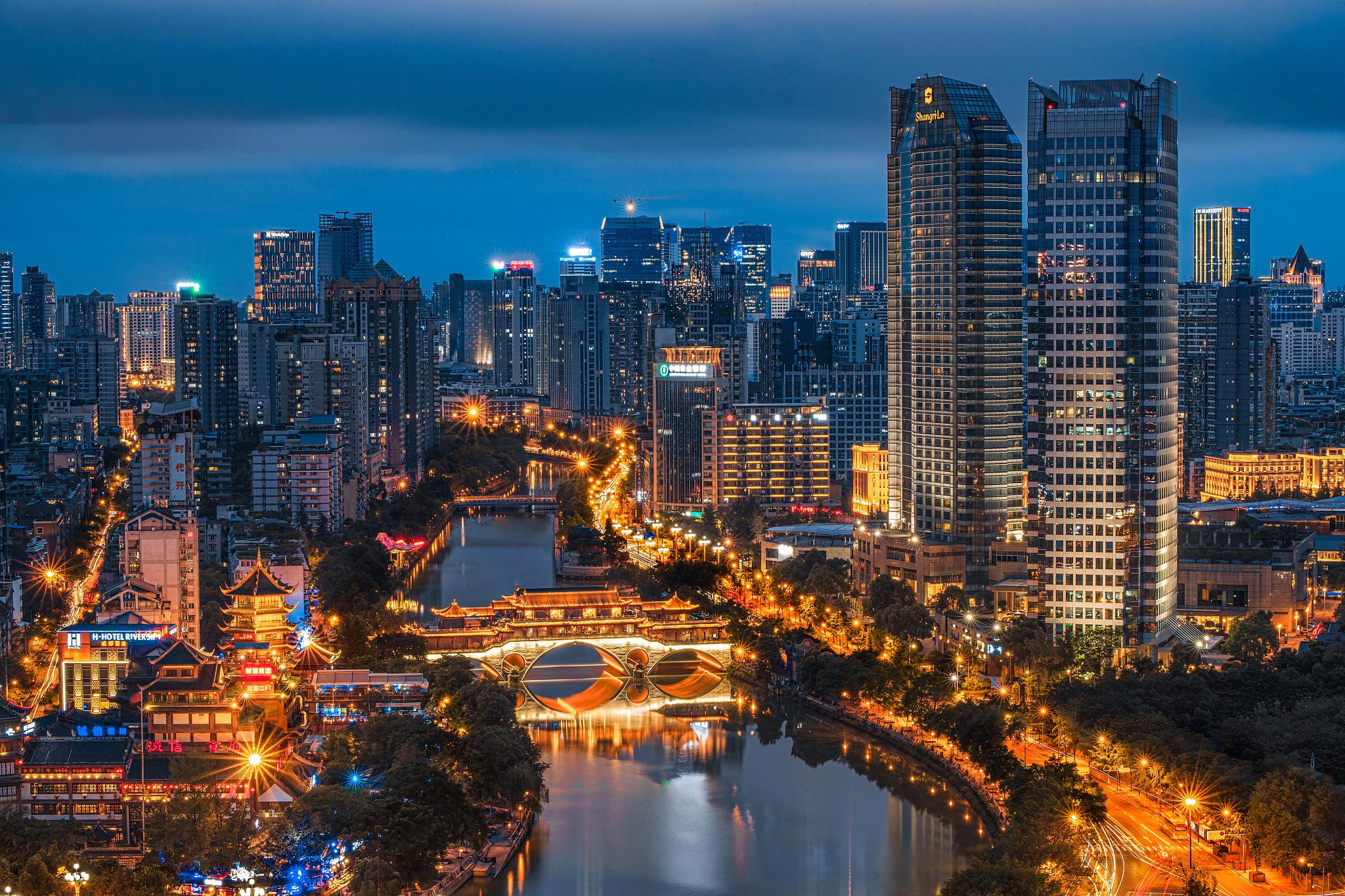一座充满魅力的城市 成都,一座历史悠久,风景优美,文化繁荣的城市,被