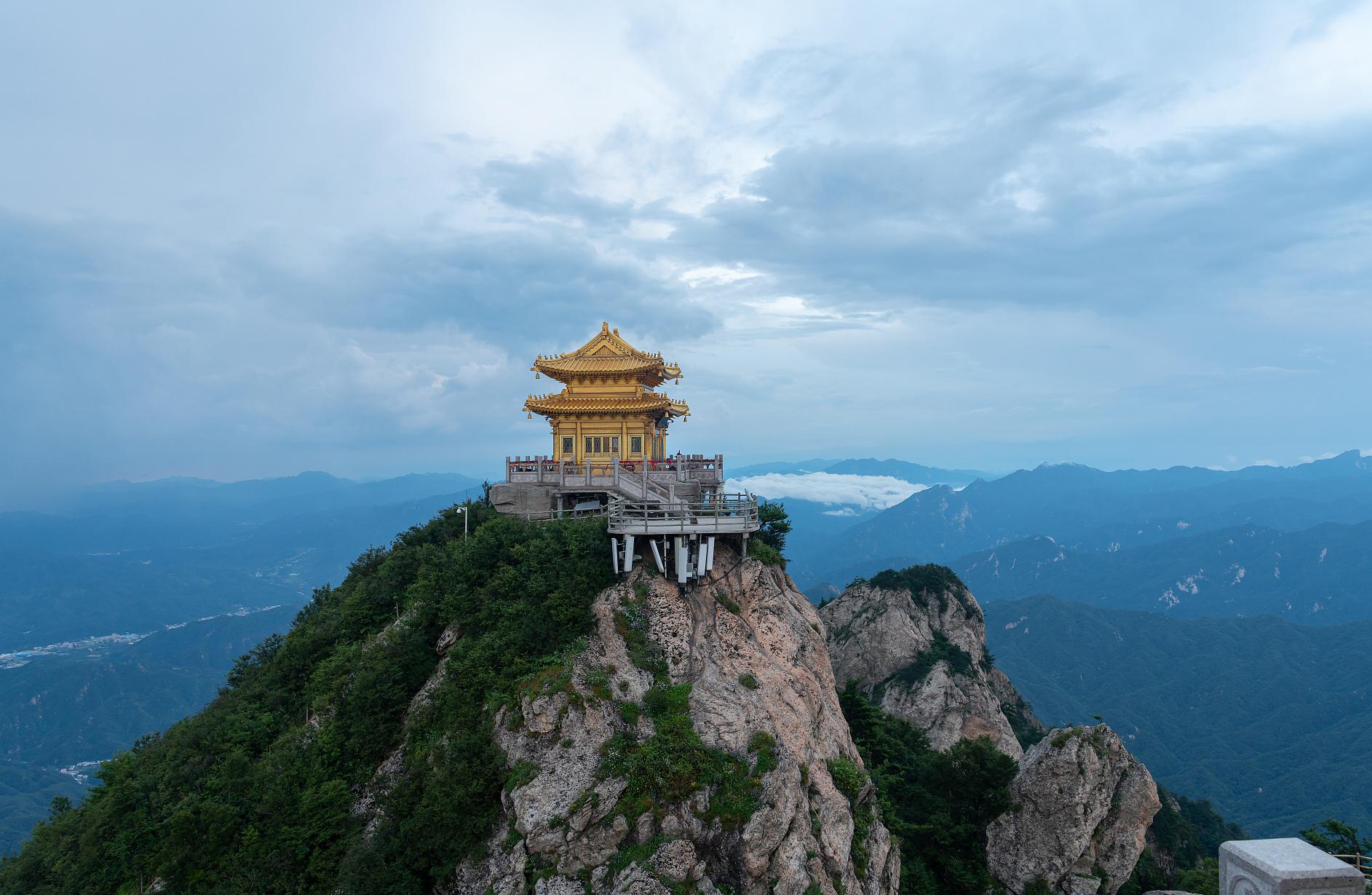 老君山,探秘神秘的道教文化圣地 老君山,位于河南洛阳栾川县,是一座