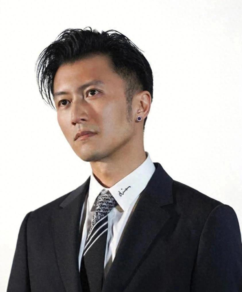 谢霆锋官宣喜讯,全网沸腾 谢霆锋官宣喜讯,即将成为一名幸福的父亲,这