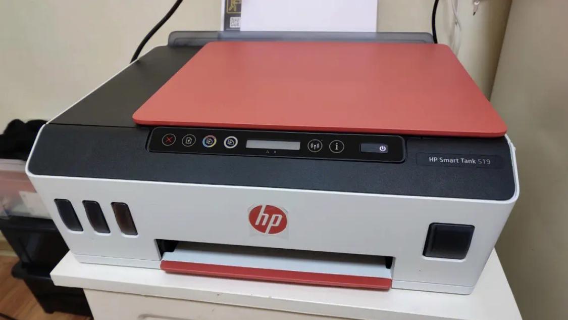 惠普519打印机连接wifi教程 请您先向右滑动惠普519打印机的显示屏,很