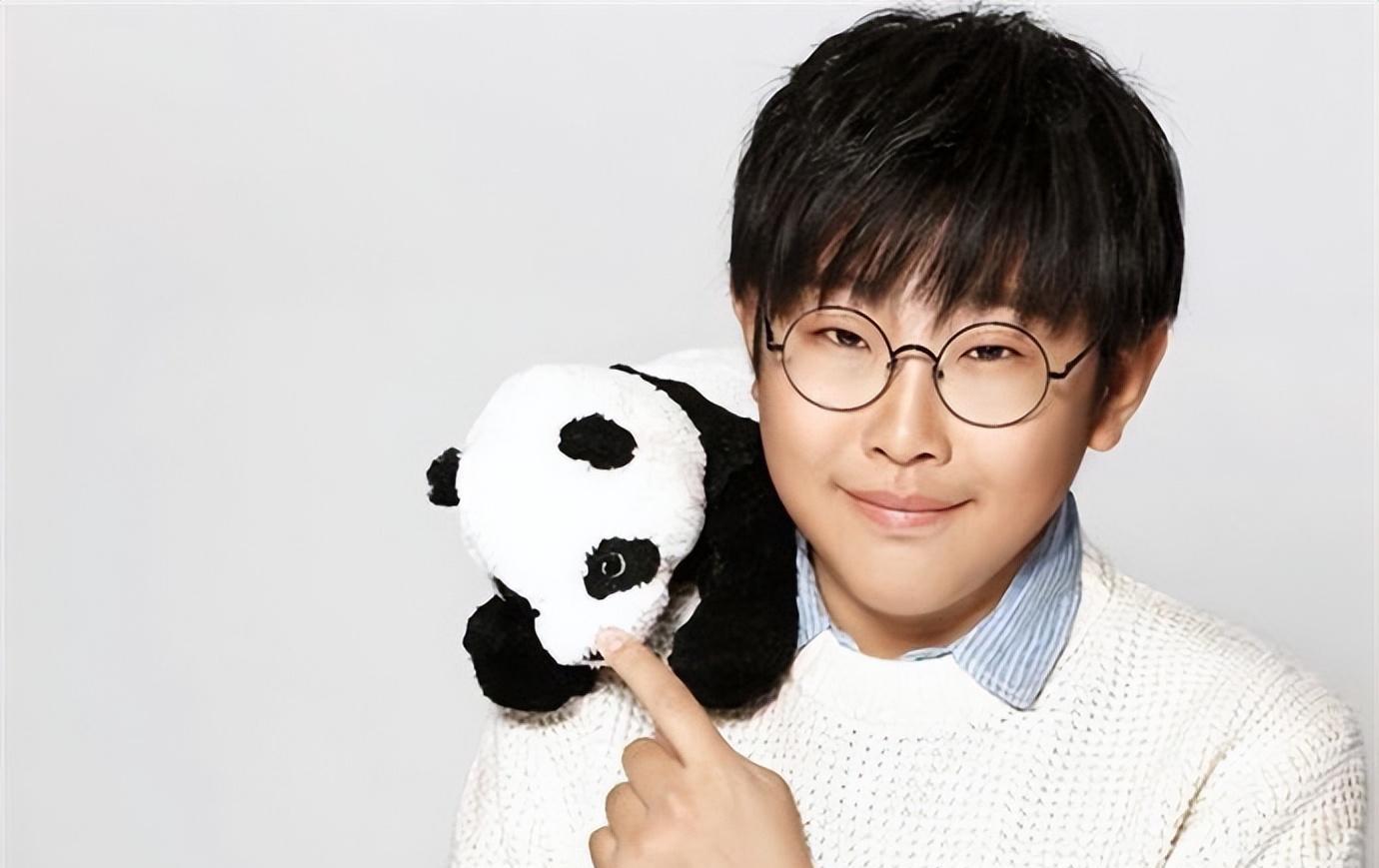 侯祥:从侏儒到演员 侯祥,一个身材不高的男孩,从小就被人们忽视,甚至