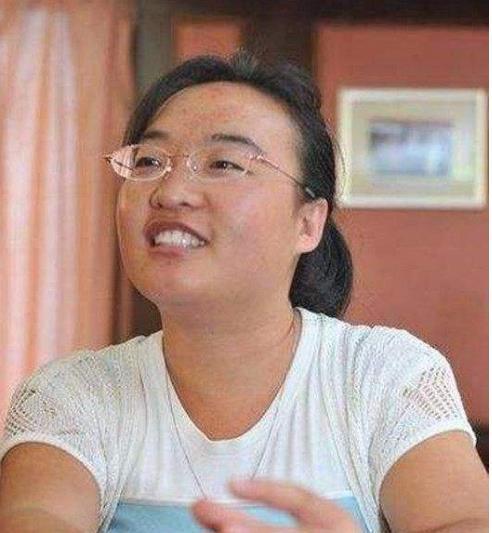 从"最土"谋女郎到平凡生活:魏敏芝的人生转变 1998年,张艺谋导演的