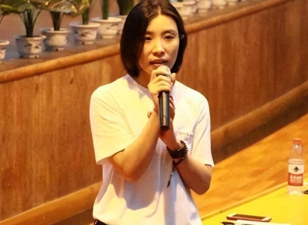 商业天才陈小英:从快递女王到雨伞巨擘的传奇之路 陈小英,一个普通
