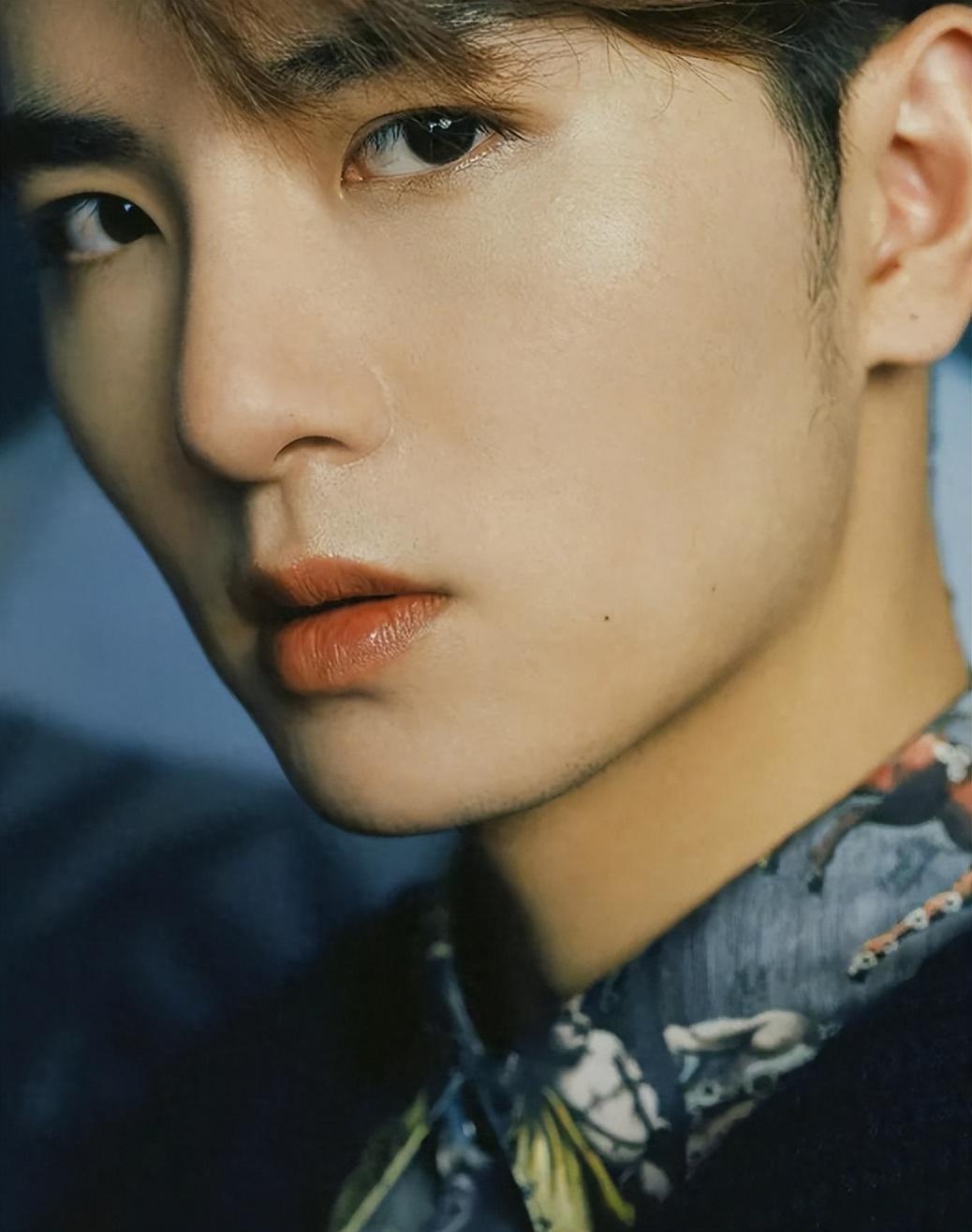 两广新晋男星:颜值与实力并存,重塑娱乐新风向 近年来,两广地区的新晋