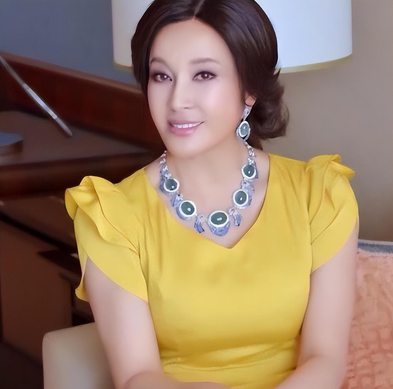 刘晓庆的近照引发了人们对整容,化妆和自然美的深入思考.