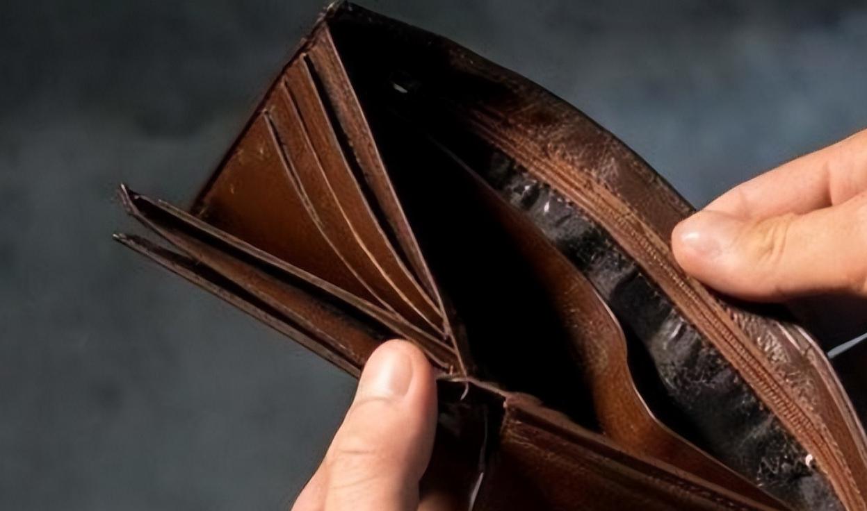 老百姓钱包紧缩:5大迹象揭示背后的法律困境 老百姓手头资金紧张,消费