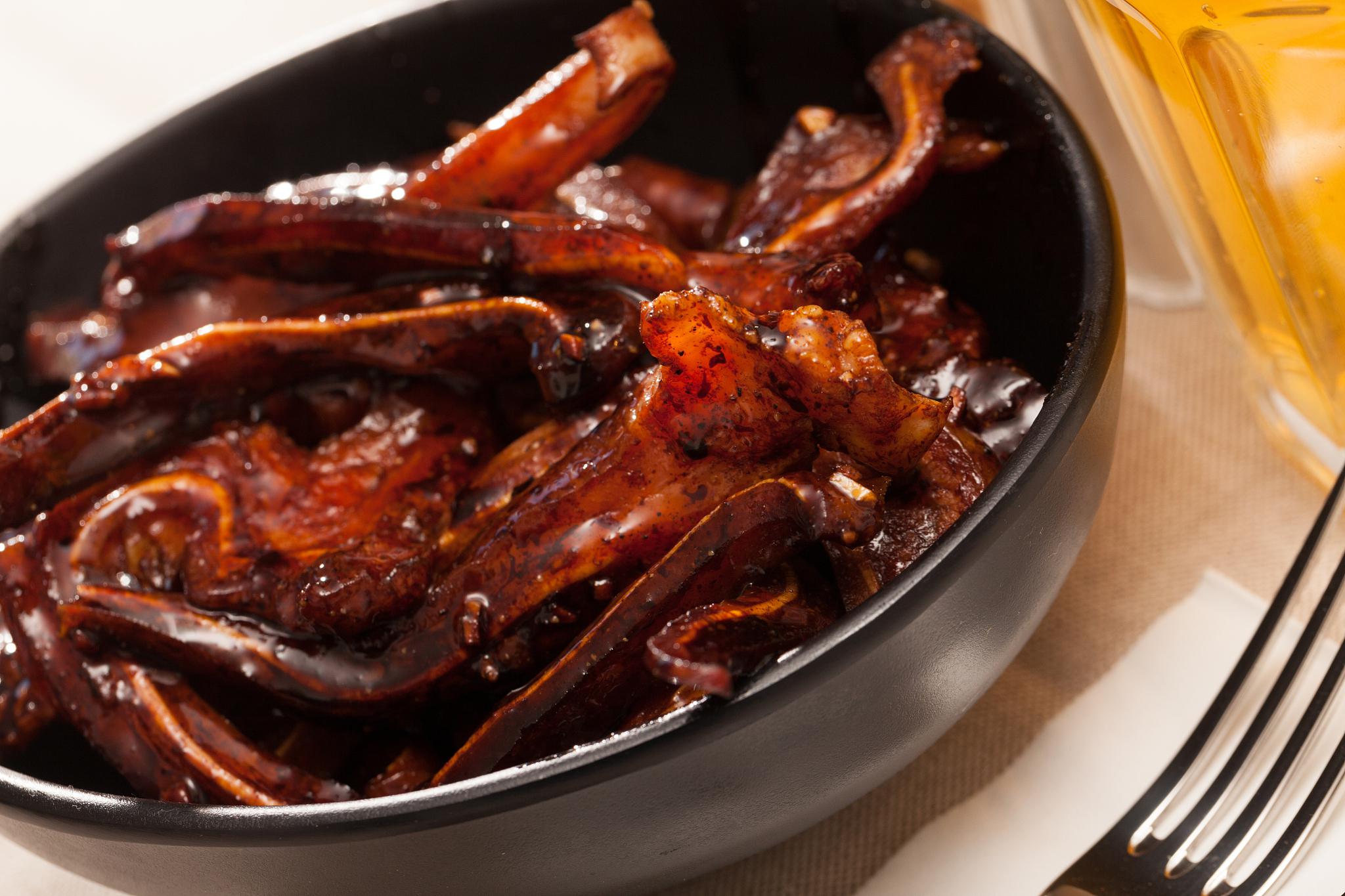 邵阳鸭脚包:色香味俱佳的美食盛宴 邵阳鸭脚包以其外观呈琥珀色,晶莹