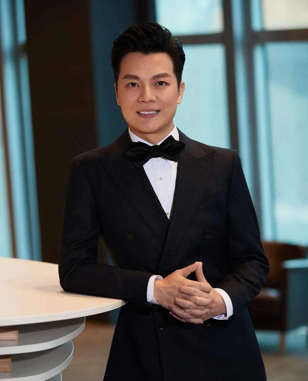 任鲁豫在2021年春晚上接替朱军站c位,零点报时及时救场,成为焦点