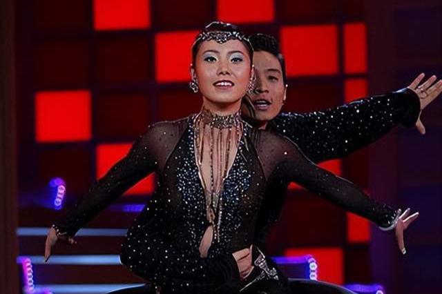 出道20年,心善人美,默默无闻 郑琳是一位低调大方的女主持人,出道20年