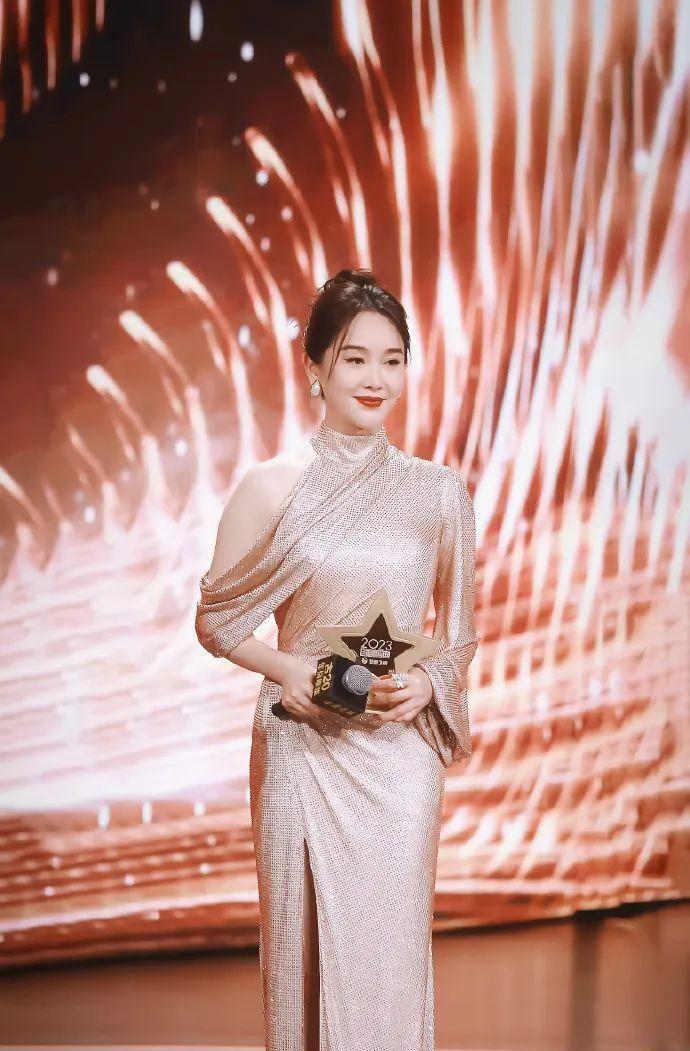 北京国剧盛典:中年女星的璀璨时刻 在刚落幕的北京国剧盛典上,我们