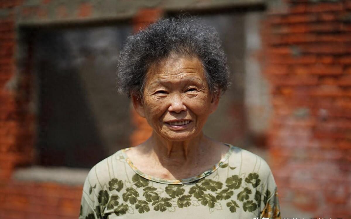 67岁老人的温暖陪伴 李秀英,一个67岁的老人,孩子在外,没有退休金