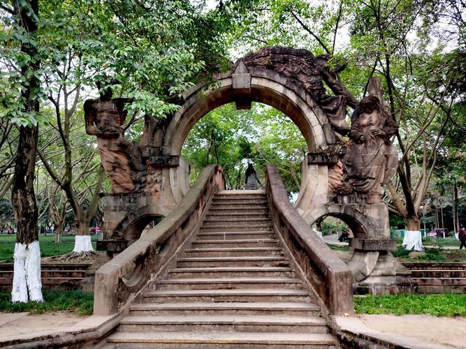 德阳石刻公园:艺术与文化的交汇之地 在四川德阳,有一个独特的公园,它