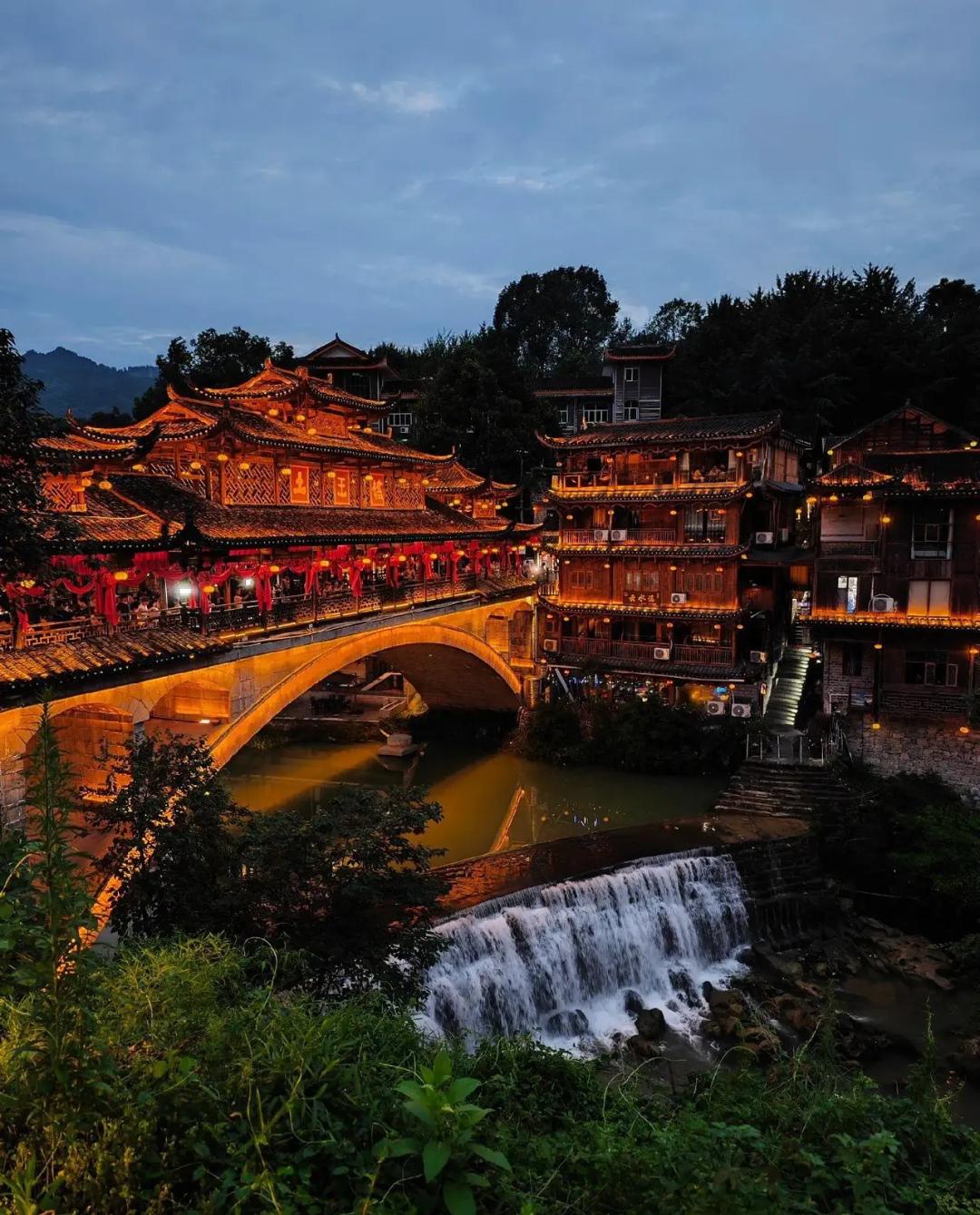 芙蓉镇的自然资源和人文历史 芙蓉镇作为湖南省永顺县的一个镇,拥有