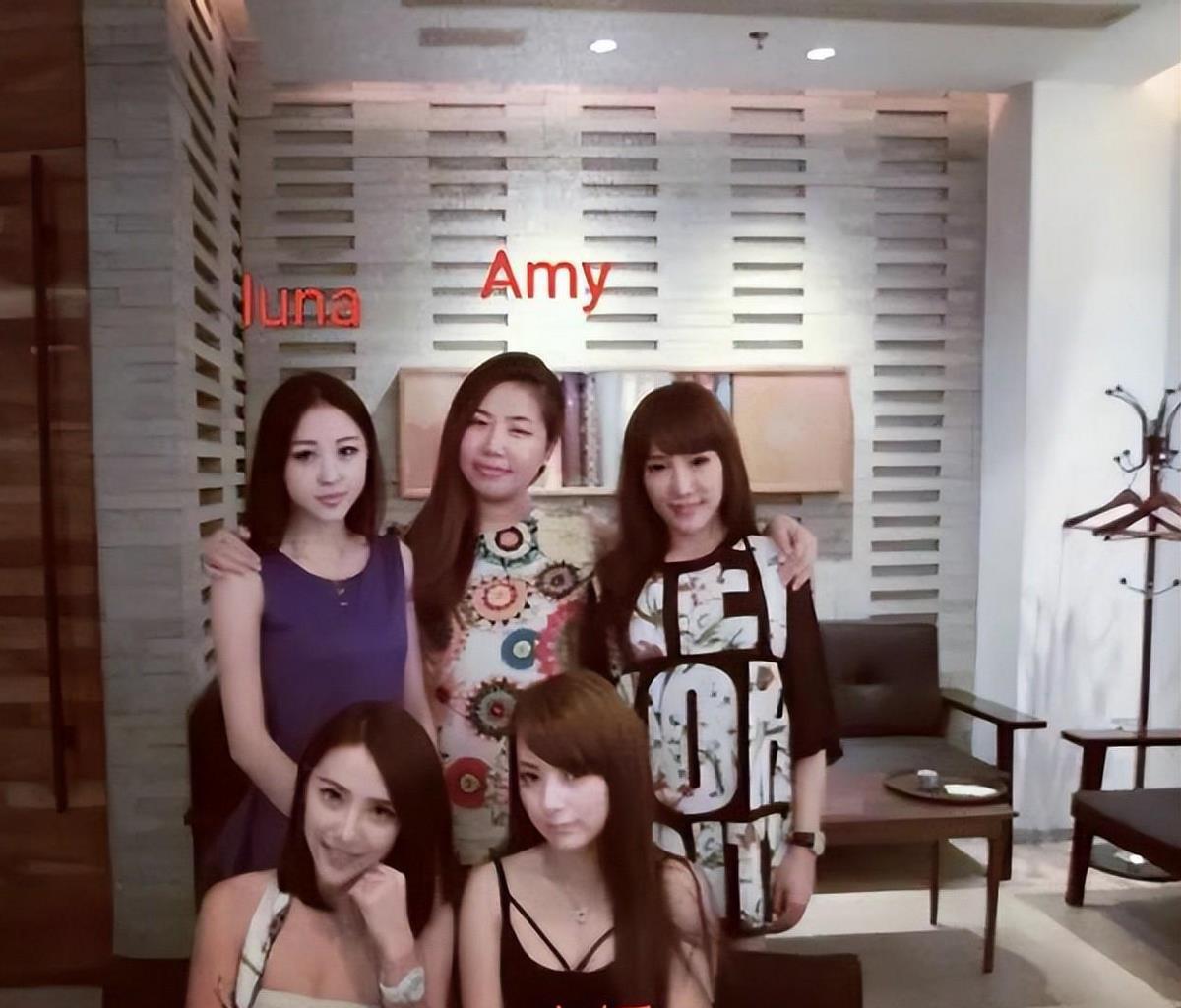 前些日子,潘玮柏与其妻子宣云补办婚礼,引起网友热议.