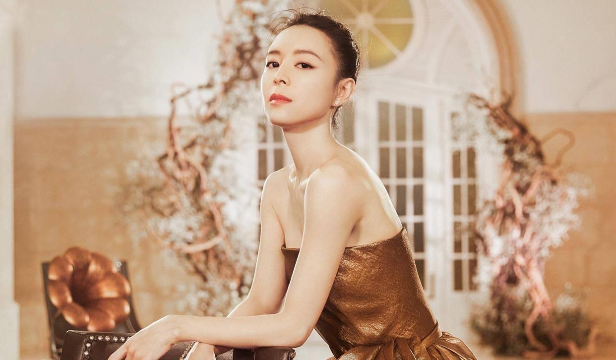 张静初:演技与善心并存的魅力典范 张静初是一位身材高挑,面容清秀的