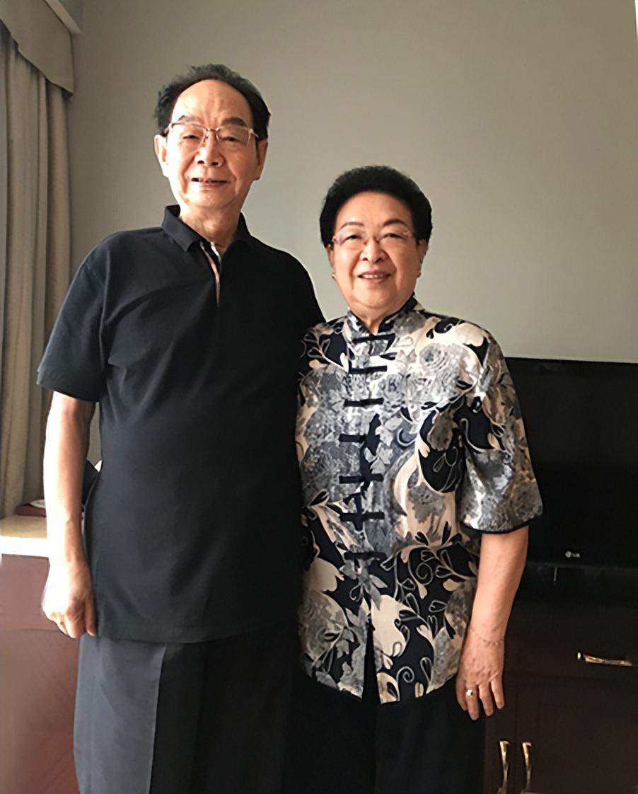 士心:一位音乐传奇 士心是一位国家一级作曲家,创