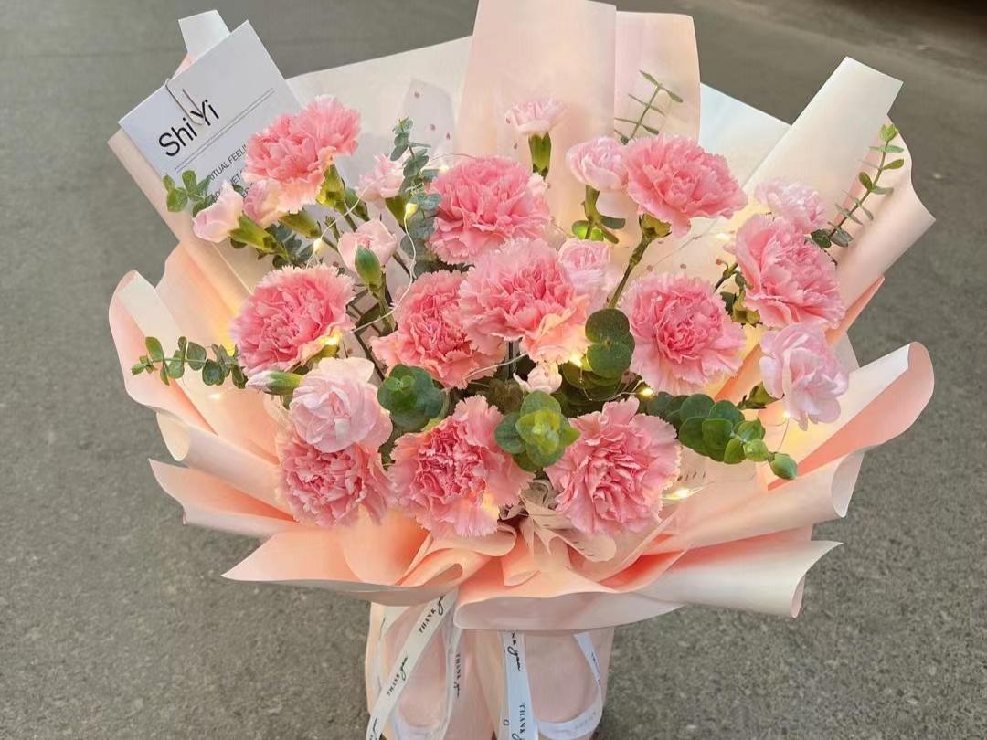 送花给母亲的正确姿势 提到给母亲送花,马上想到是母亲节,其实除了