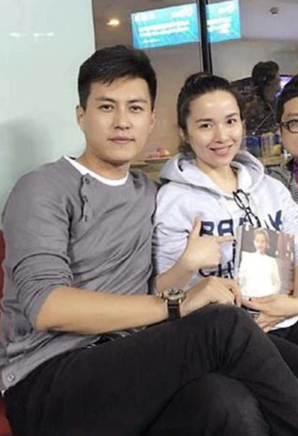 靳东和李佳的幸福婚姻 靳东和李佳的相处模式更偏向于夫妻关系,他们