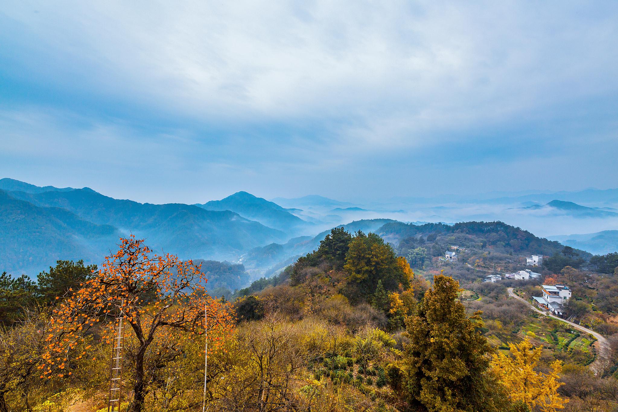 特别是每年的秋天,峨眉山的景色更是如诗如画,仿佛置身于仙境之中