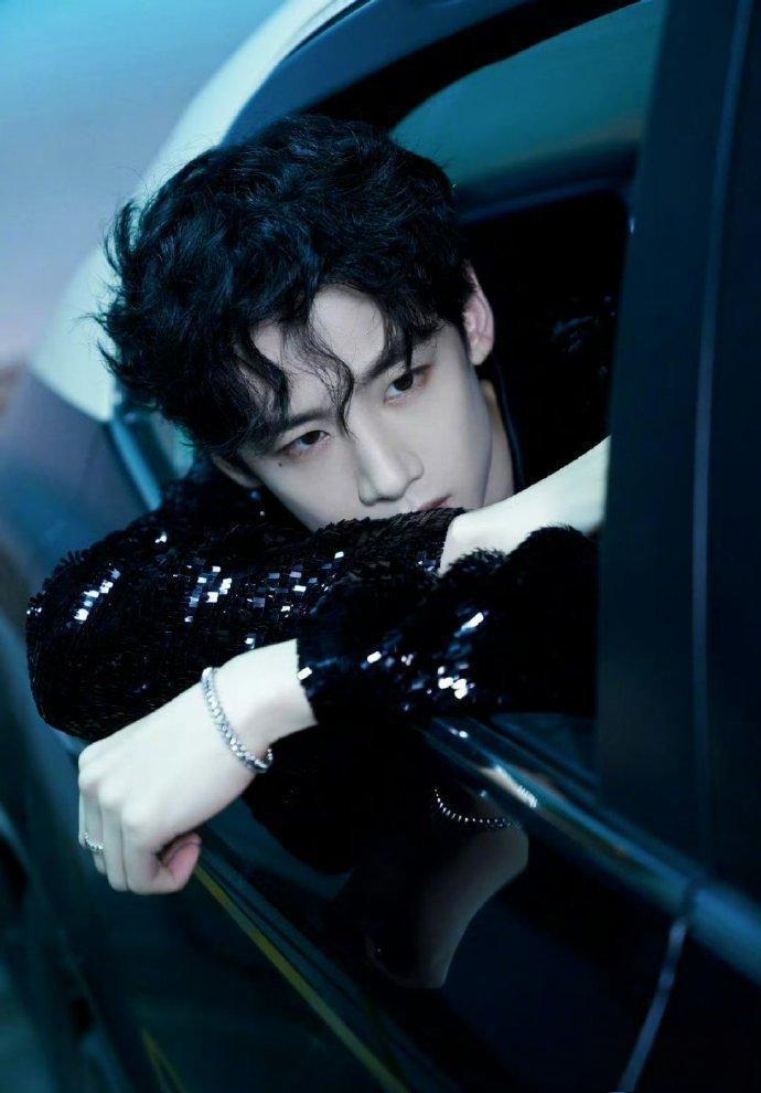 白敬亭章若楠:粉丝心中的完美组合 电视剧《难哄》即将翻拍成电视剧