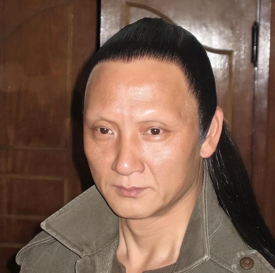 秃头反派演员:荧屏之下的温情与坚韧 在影视界,我们常常被屏幕上的