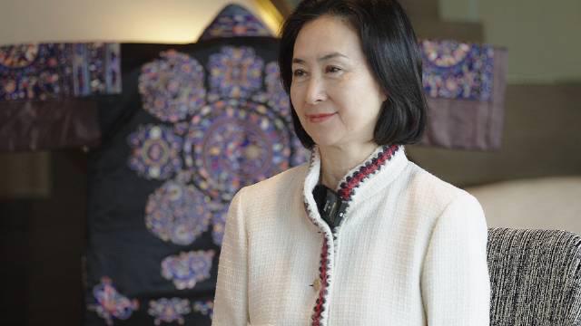 赌王最小的女儿何超欣,学习成绩优异,先是从麻省理工学院毕业,再到