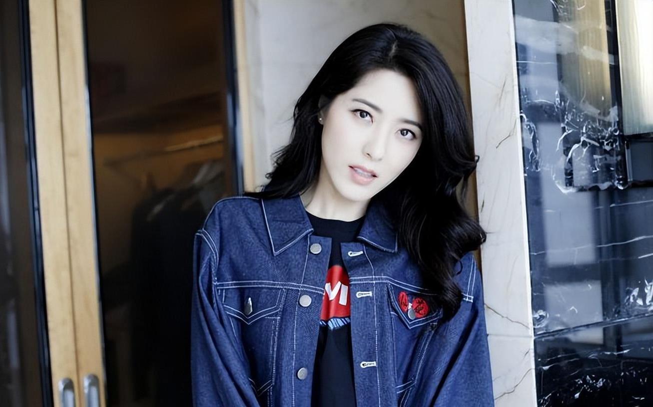 曾黎:娱乐圈中的"佛系女神",独立自主的幸福人生 曾黎,这位被誉为"中