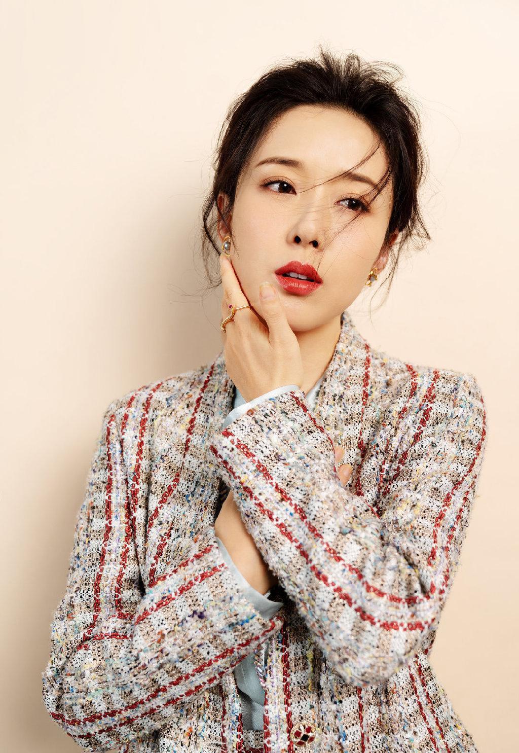 嫁给小4岁丈夫是最幸福的事情 颜丹晨是一位低调的明星,她的个人经历